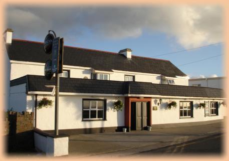 Hopper Inn Bar & Guest Accommodation Ballynaskreena Экстерьер фото